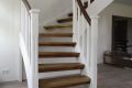 Moderne weiß lackierte Treppe mit Ebenholz geölt