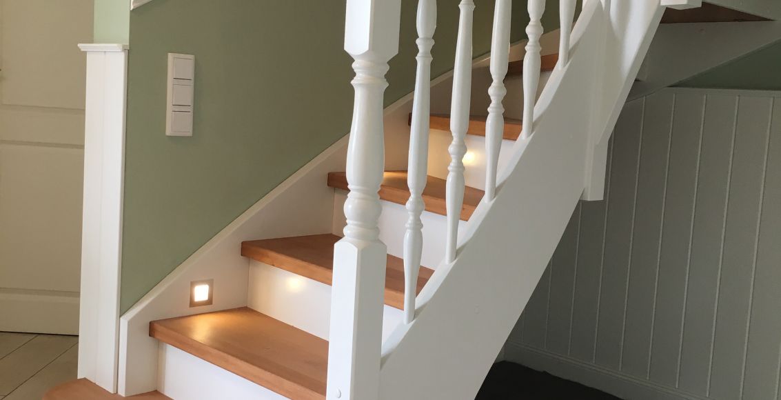 Antrittsbereich einer Treppe weiß kombiniert