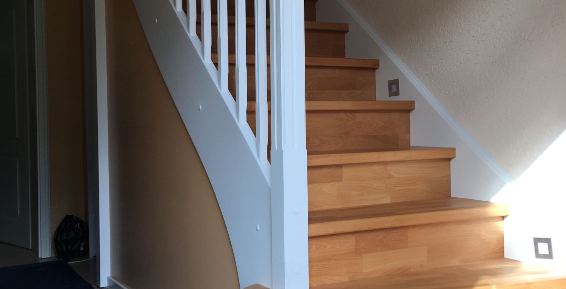 Farbige Treppe mit Verkleidung zum Fußboden