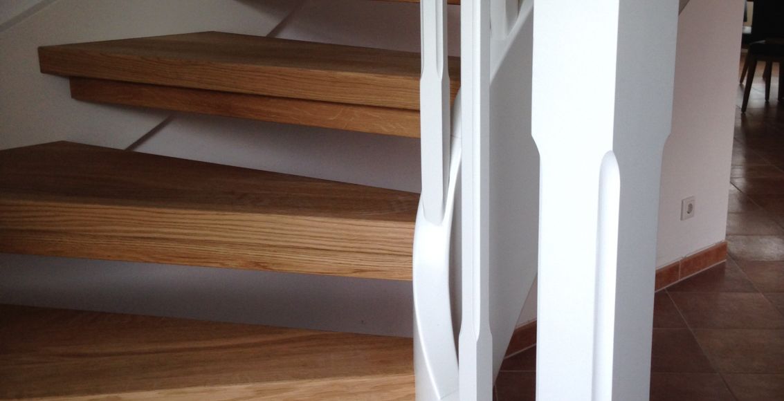 Treppe mit Krümmling weiß kombiniert