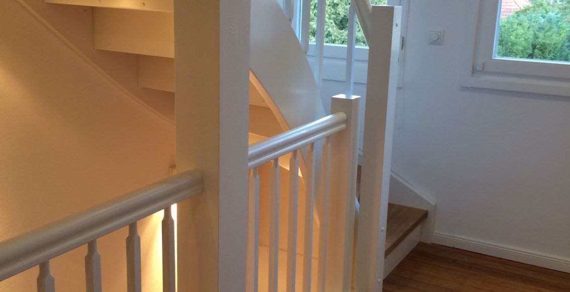 Weiß lackierte Treppe mit Stufen in Eiche