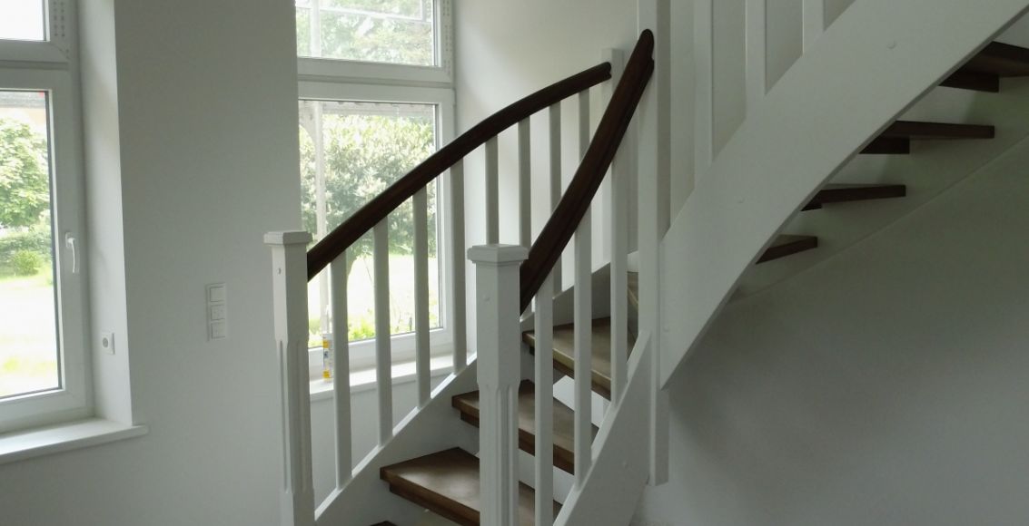 Weiße Treppe mit Ebenholz kombiniert