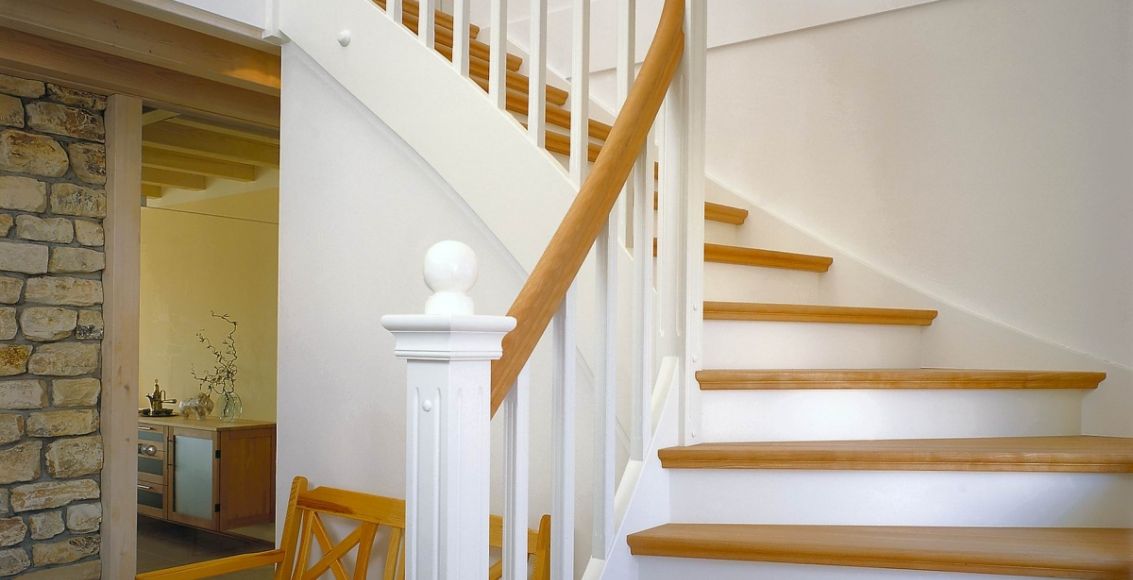 Weiß lackierte Treppe mit Stufen und Handlauf aus Eiche