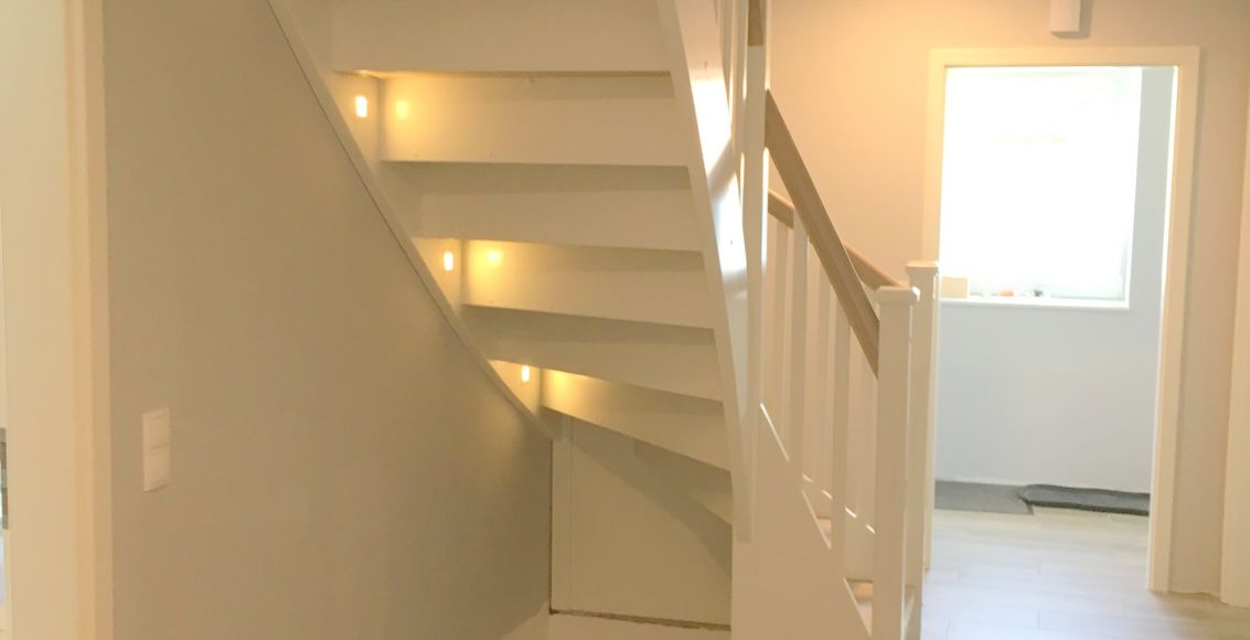 Weiße Treppe mit LEDs von Arktic
