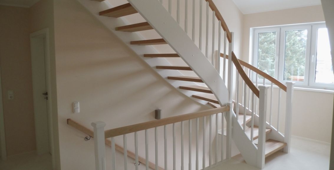 Eingestemmte Treppe weiß mit Holzstufen