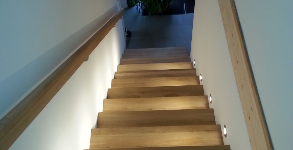 Treppenstufen mit LED-Beleuchtung von oben