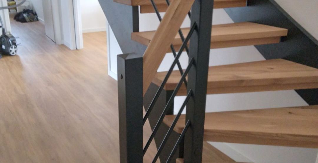Zeitlose Wangentreppe aus hellem Holz von ARKTIC Treppentechnik in Kiel