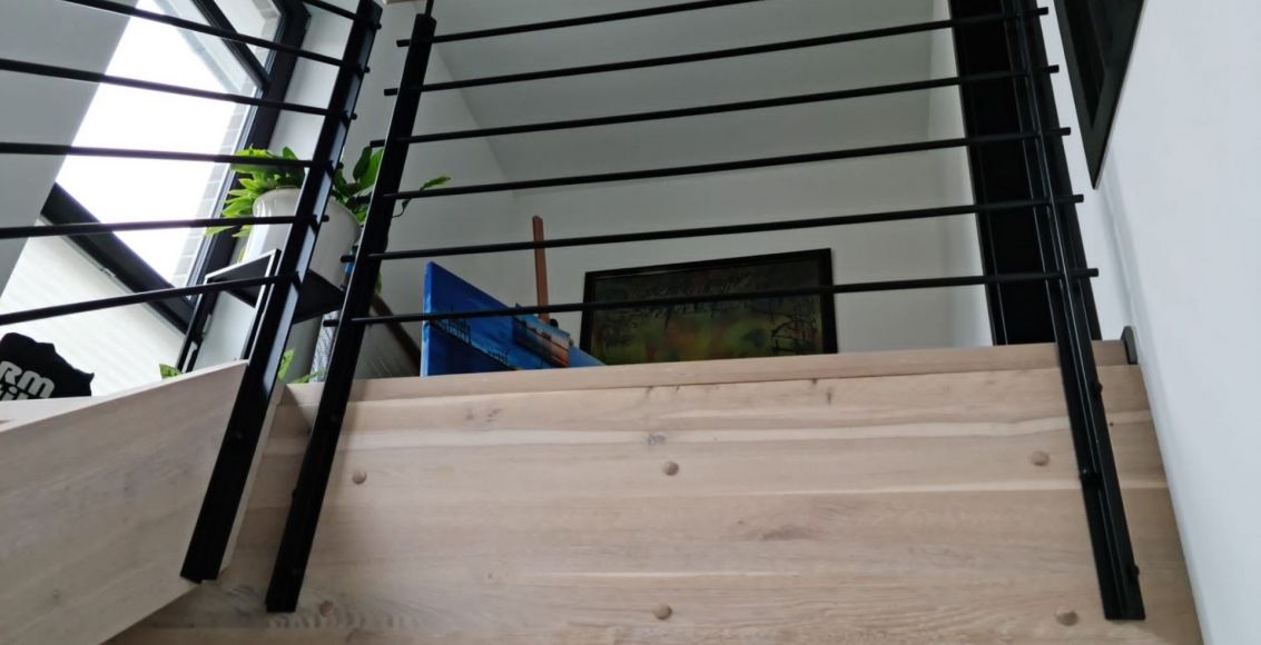 Dunkles Geländer einer Wangentreppe von ARKTIC Treppentechnik in Kiel