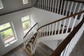 Weiße Treppe mit Ebenholz geölten Stufen und Handlauf