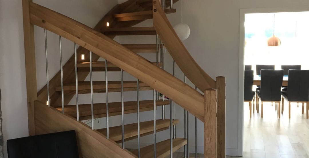 Moderne Bolzentreppe aus edlem Holz und mit indirekter Beleuchtung von ARKTIC Treppentechnik in Kiel
