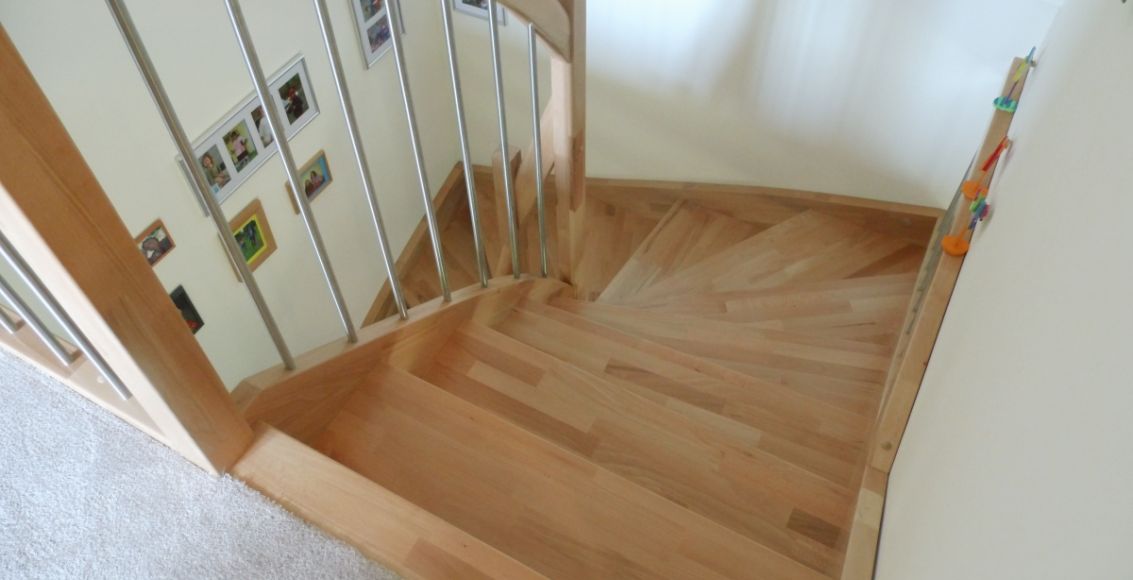 Eingestemmte Treppe mit Edestahlstreben und Holz