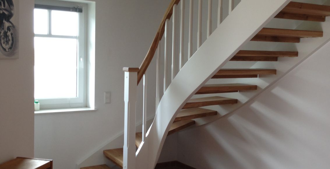 Treppe Eiche rustikal mit weiß kombiniert